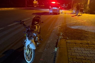 Kaza yaptı, motosikleti bırakıp kaçtı