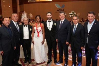 Yeni ailesinin mutlu günü