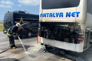 Dikkatli sürücü otobüs yangınını önledi