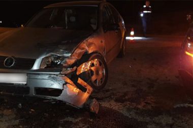 İki araç kafa kafaya çarpıştı: 3 kişi yaralandı