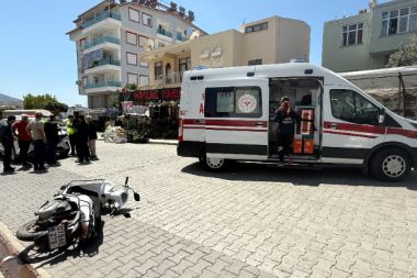 Hafif ticari araçla motosiklet çarpıştı: 1 yaralı