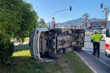 Gazipaşa'da feci kaza! Kamyonet yan yattı: Yaralılar var...