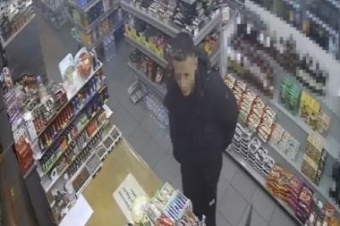 Alkol şişelerini poşete atıp sırra kadem bastı