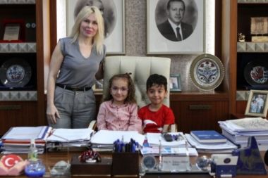 Rektör Özkan koltuğunu çocuklara devretti