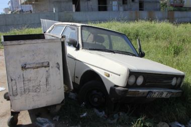 Hacizli otomobil, konteyner kenarına bırakılmış halde bulundu