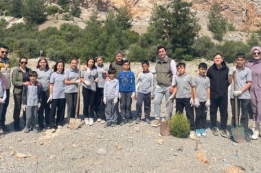 Antalya’da öğrenciler doğa için fidan dikti