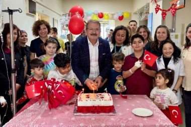 Özkan’dan hastanede tedavi gören çocuklara ziyaret