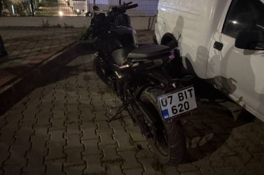 Seyir halindeki motosikletten düşen yolcu yaralandı