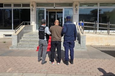 Antalya'da göçmen kaçakçılığı suçundan aranan şahıs yakalandı