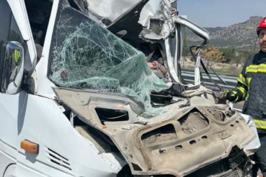 Denizli'de tıra çarpan minibüsün sürücüsü öldü