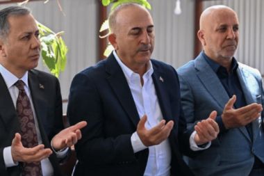 Yerlikaya’dan Mevlüt Çavuşoğlu'na taziye ziyareti