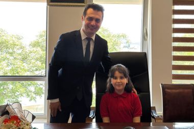 Demre’de ilçe protokolü, makam koltuklarını çocuklara bıraktı