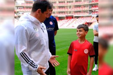 Emre Belözoğlu, görevini minik Atahan’a devretti