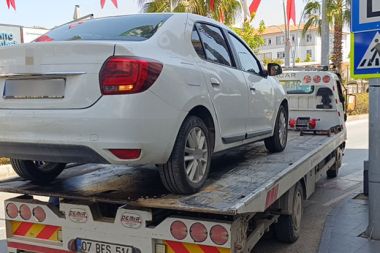 Antalya’da bir araca yasak yere park nedeniyle para cezası kesildi