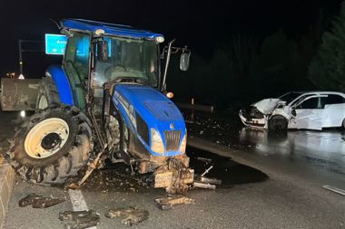 Traktör ile otomobil çarpıştı: 2 yaralı