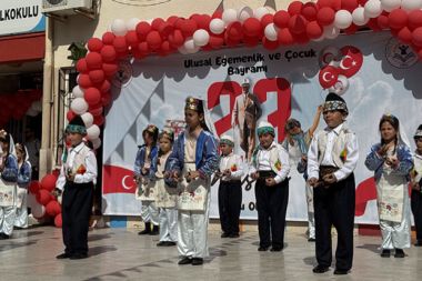 Antalya’da ilkokul öğrencilerinden coşkulu 23 Nisan kutlaması