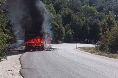 Seyir halindeki halk otobüsü alevlere teslim oldu