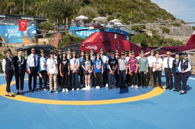 Alanya’da 23 öğrenci 23 Nisan’ı gökyüzünde kutladı