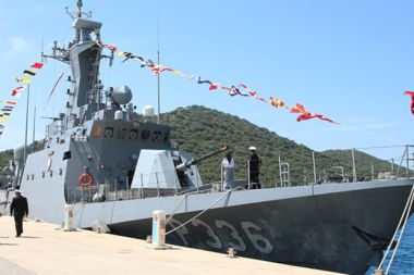 Savaş gemisi ve sahil güvenlik botları ziyarete açıldı
