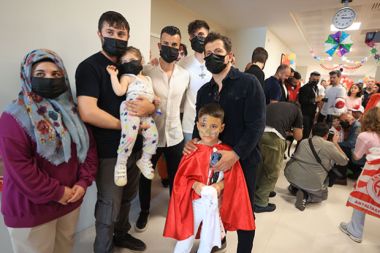Emre Belözoğlu’ndan hastanede tedavi gören çocuklara ziyaret