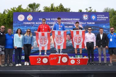 Kürsüye Akrep damgası