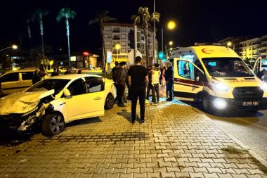 Antalya'da kırmızı ışık ihlali kazaya neden oldu