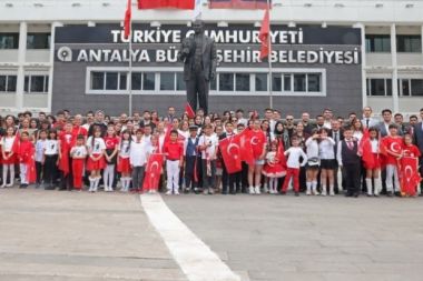 Antalya’da çocuk üzerinden ‘siyaset’ skandalı