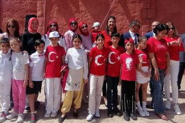 Bayraklar ellerinde bayram kalplerinde