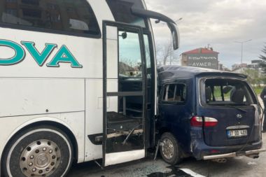 Yolcu otobüsüyle hafif ticari araç çarpıştı