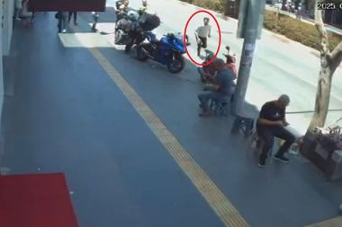 Polisi görünce motosikletini bırakıp kaçtı
