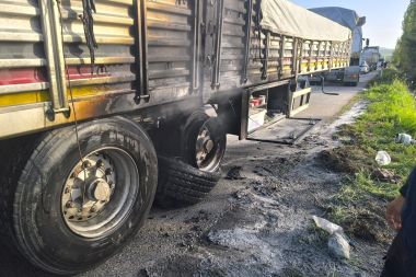 Seyir halindeki tırın dorsesi alev aldı: 1 yaralı