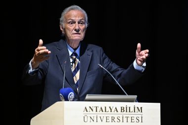 Yeşilçam'ın yakışıklı jönü Antalya’da
