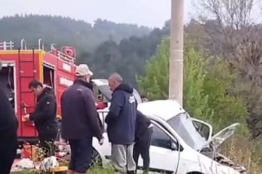 Yoldan çıkan otomobil elektrik direğine çarptı