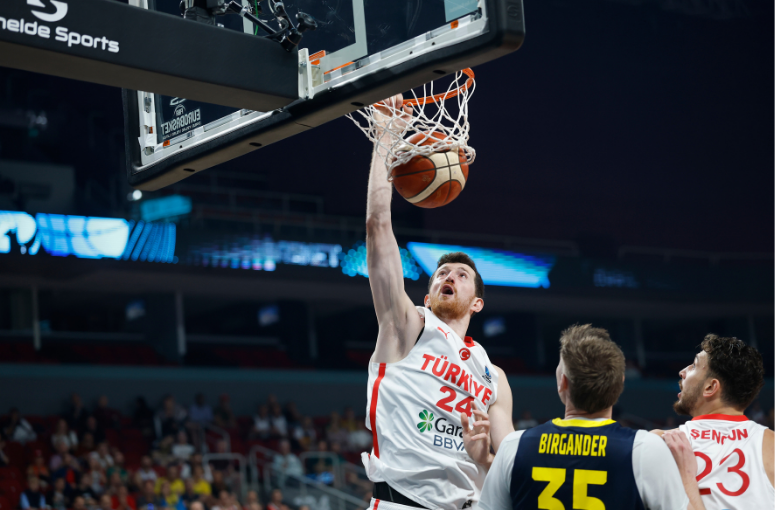 12 Dev Adam çeyrek finalde