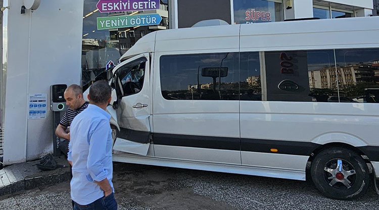 2 servis aracı çapıştı: Araçlardan biri iş yerine daldı