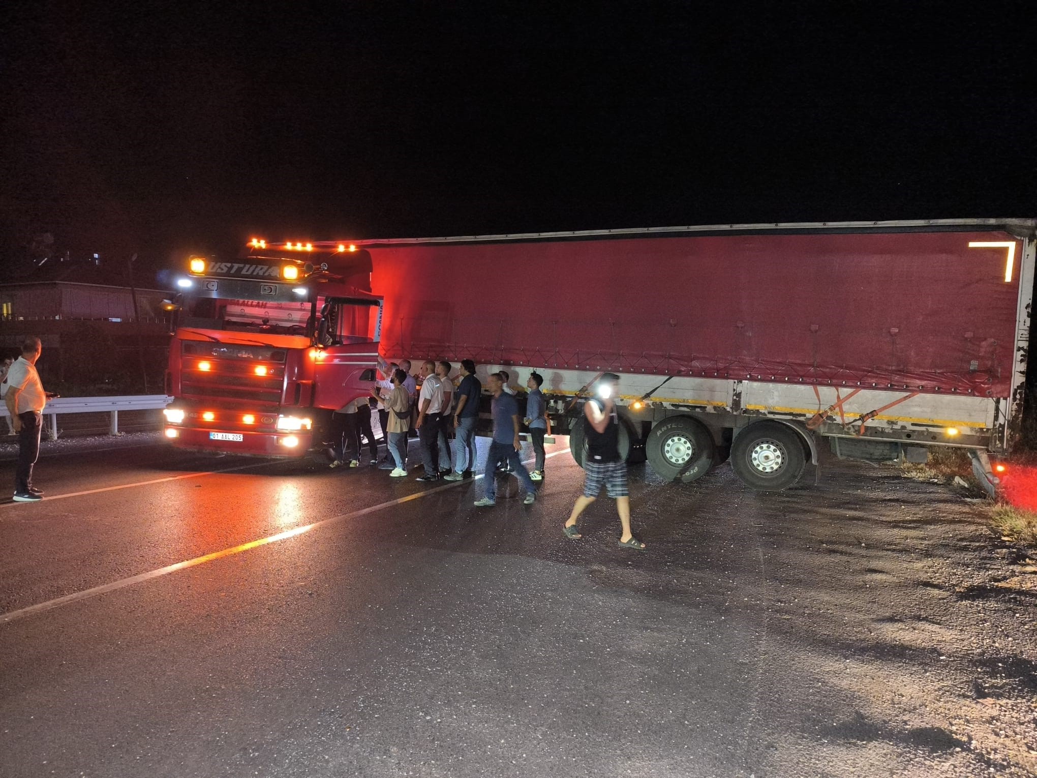Alanya'da trafik felç! Gece yarısı büyük facia atlatıldı
