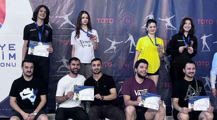 Alanyasporlu eskrim sporcuları şehre madalya ile döndü