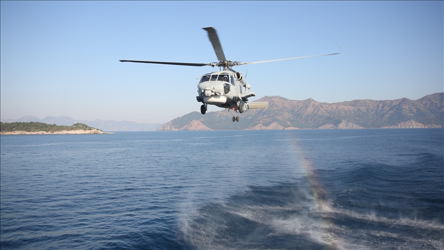 Antalya açıklarında askeri helikopter acil iniş yaptı