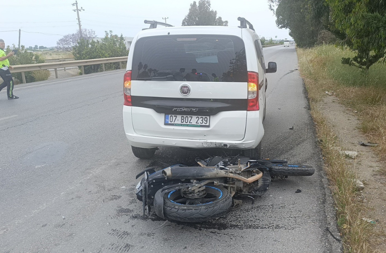 Antalya’da emniyet şeridindeki araca motosiklet çarptı