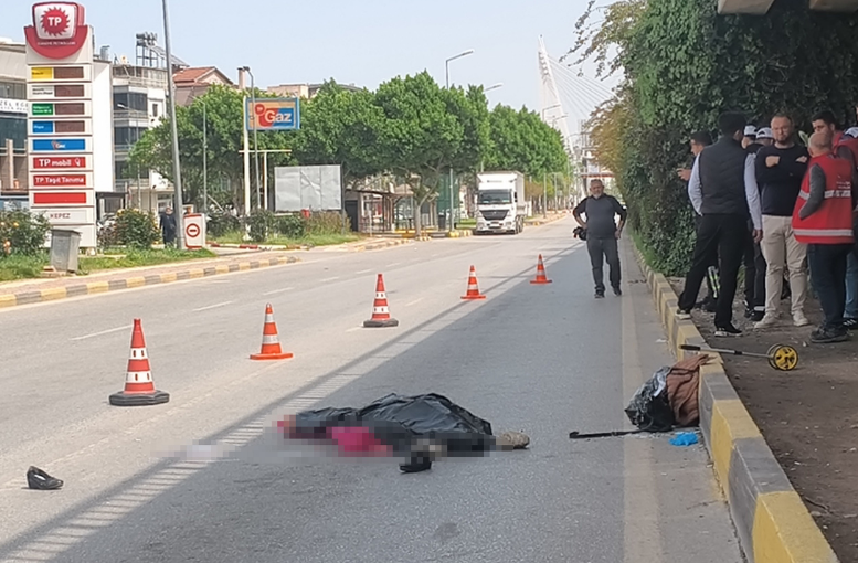 Antalya'da ışıklarda mendil satan kadın tırın altında can verdi