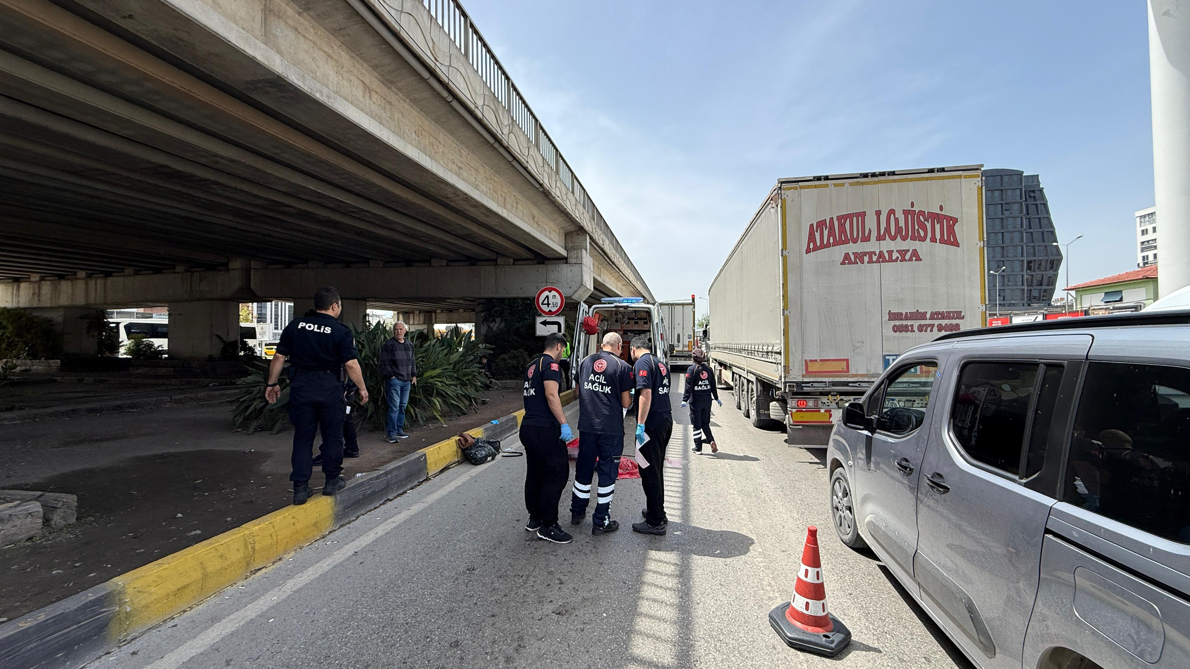 Antalya'da korkunç kaza! Tırın altında can verdi