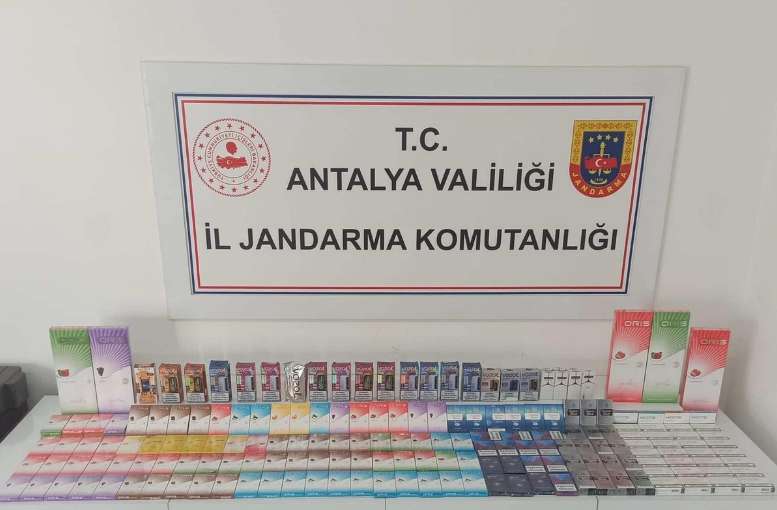Antalya'da markete kaçak sigara baskını