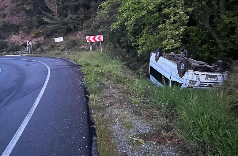 Antalya'da minibüs yoldan çıktı