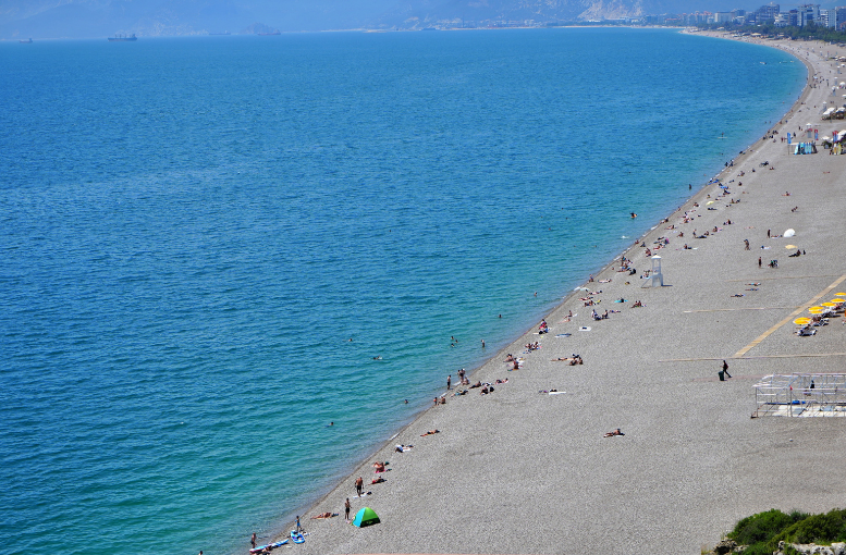 Antalya’da tatilciler denizin keyfini çıkardı