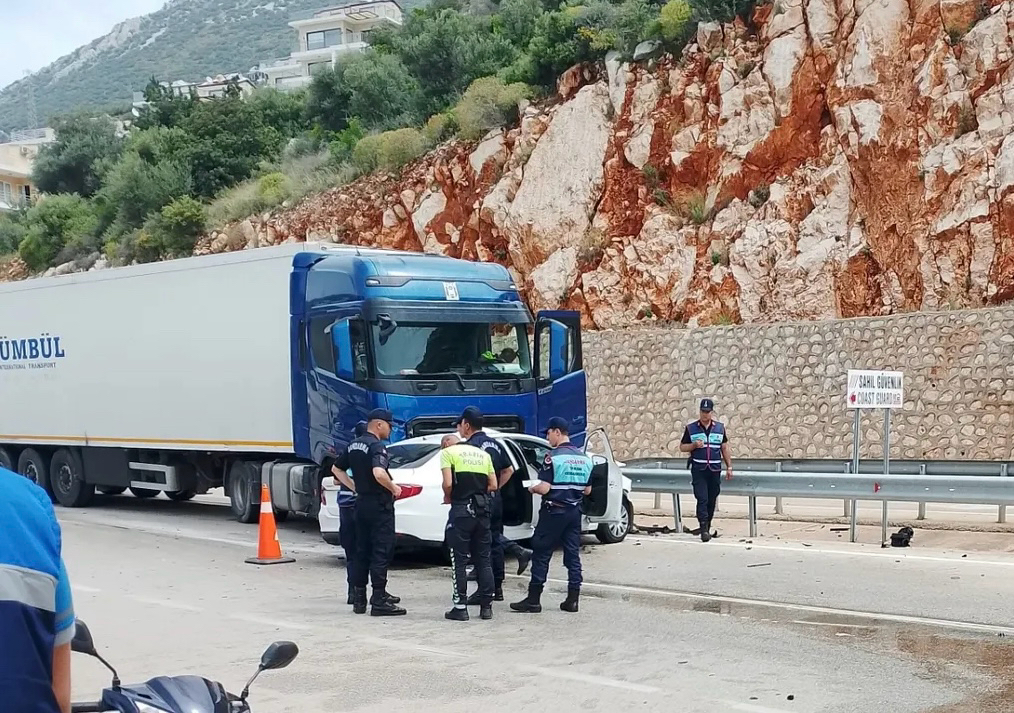 Antalya'da tırla çarpışan otomobilin sürücüsü yaralandı