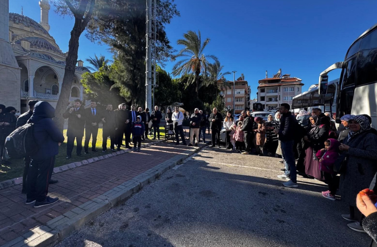 Antalya'da umre yolcuları dualarla kutsal topraklara uğurlandı