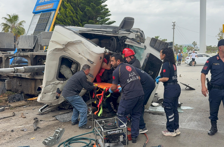 Antalya’da zift yüklü kamyon dehşet saçtı