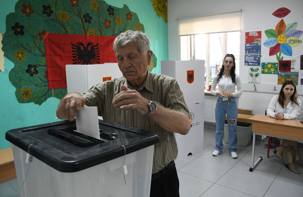 Arnavutluk'taki genel seçimde oy kullanma işlemi başladı