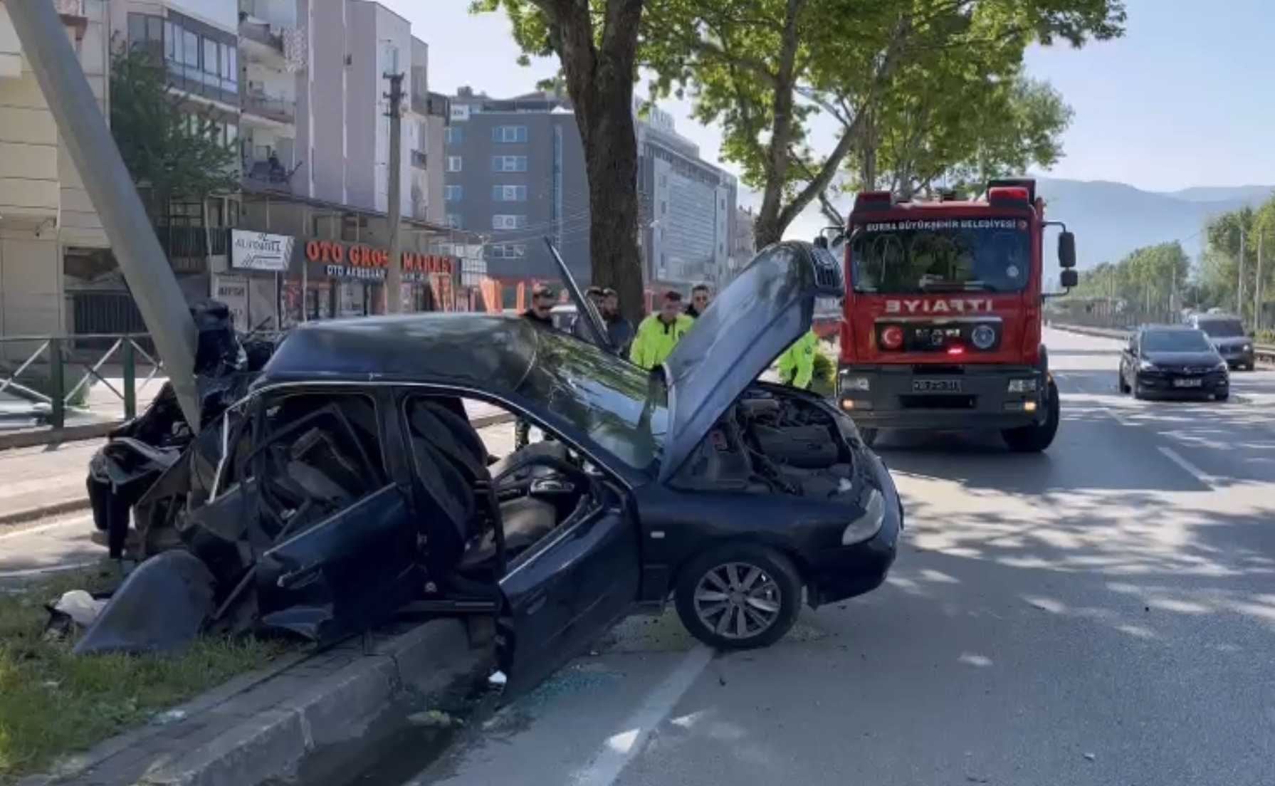 Aydınlatma direğine çarpan otomobildeki 2 kişi yaralandı