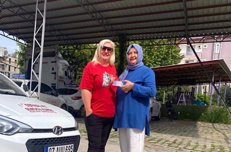Azmiyle 56 yaşında ehliyetini aldı